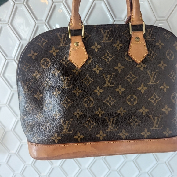 Louis Vuitton Alma - Picture 3 of 17